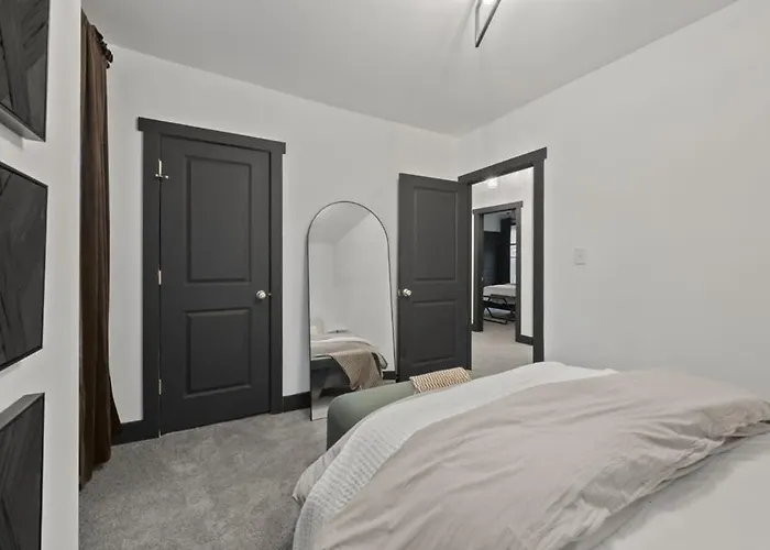 Sauna - Gameroom - Lux Design - 5 Beds - Sleeps 10 Holiday home
